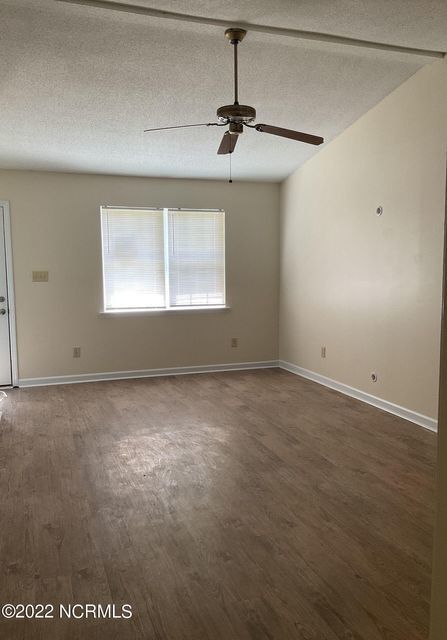 Building Photo - Two Bedroom Duplex Located In Midway Park!
