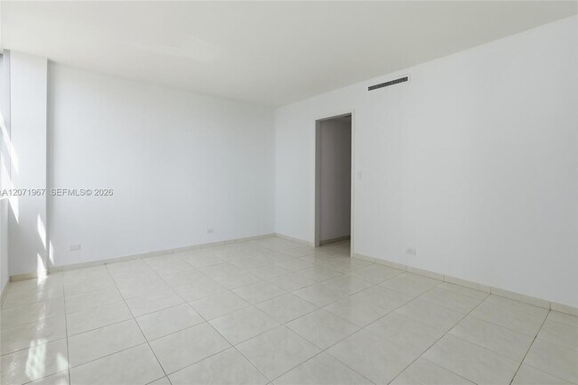 Building Photo - 5055 Collins Ave