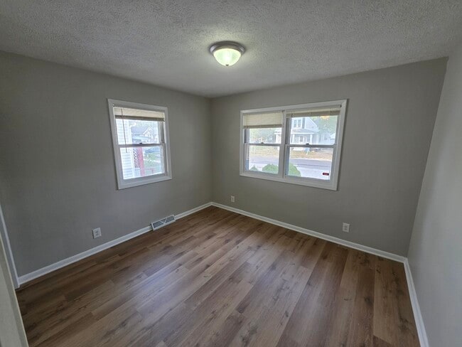 Building Photo - 4 bedroom HOUSE For RENT