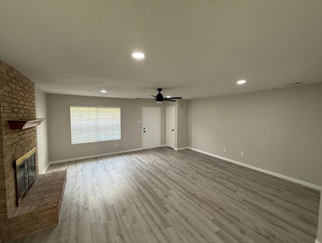Building Photo - AVAILABLE NOW - (SECTION 8 ACCEPTED)