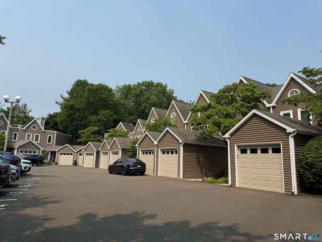 Building Photo - 566 Newfield Ave