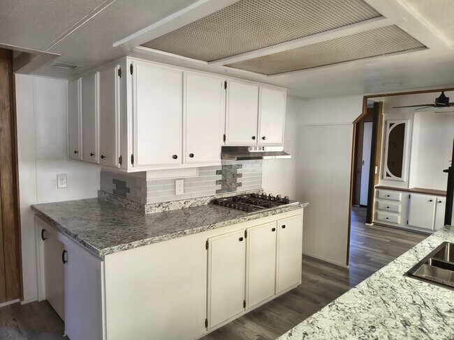 Building Photo - 35468 E Kings Canyon Rd