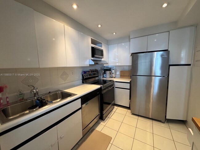 Building Photo - 3731 N Country Club Dr