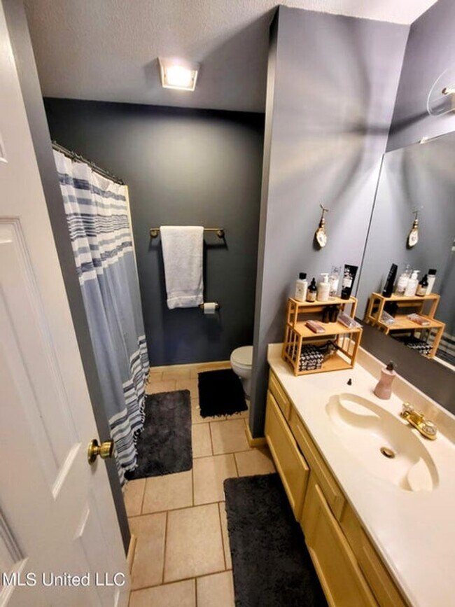 Building Photo - Riverfront Living with Private Boat Launch