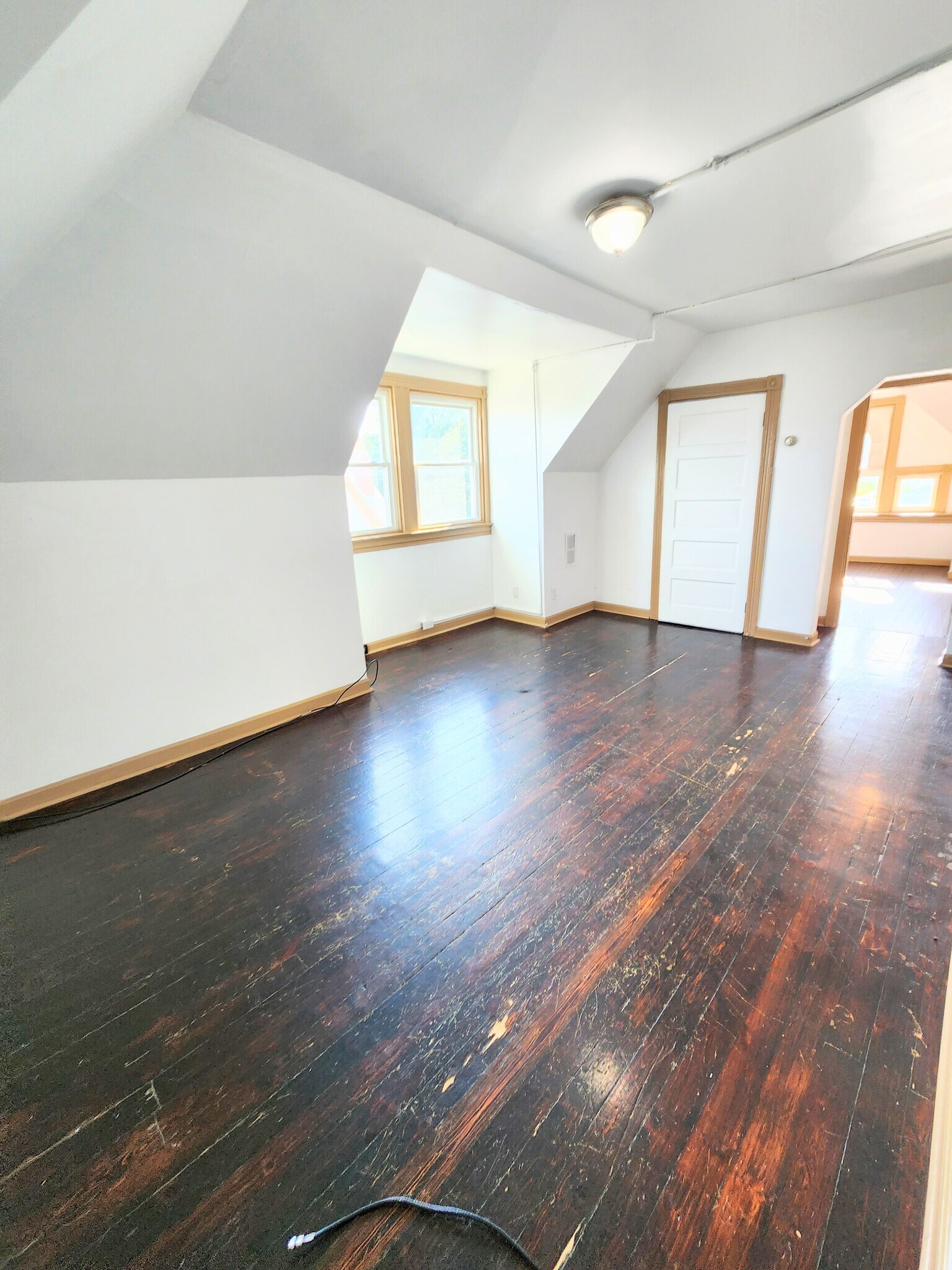 Building Photo - 728 N Sheridan Ave