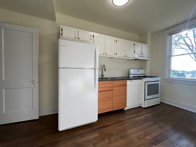 Building Photo - Now showing 2BR 1 Bath Townhouse!