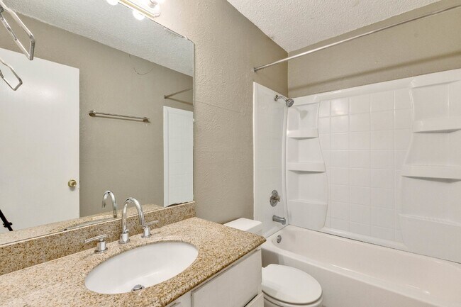 Building Photo - North Austin Duplex 2 Bedroom with a Large Yard!