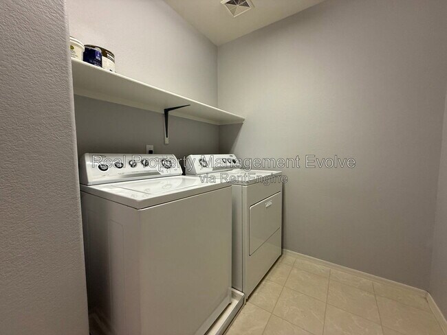 Building Photo - 21122 E Stonecrest Dr