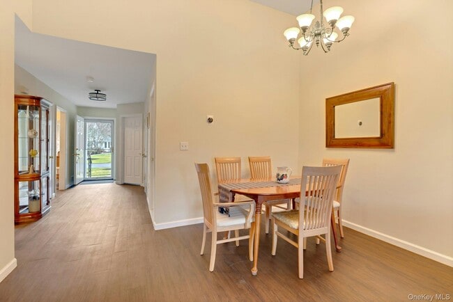 Building Photo - 2555 Youngs Ave