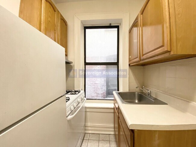 Building Photo - 3135 Broadway