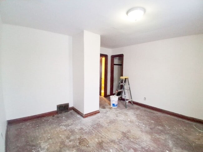 Building Photo - 3 BED, 1 BATH BEAUTIFUL SINGLE-FAMILY HOME IN CLEVELAND!