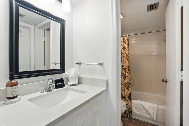 Building Photo - 600 Neapolitan Way