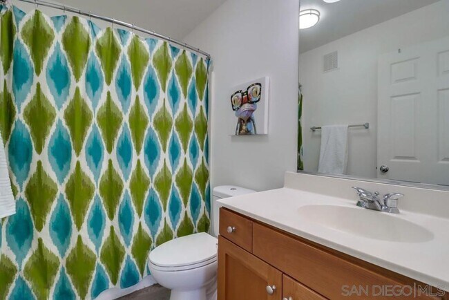 Building Photo - Tri-Level Townhome Condo for Rent – 2 Bed,...