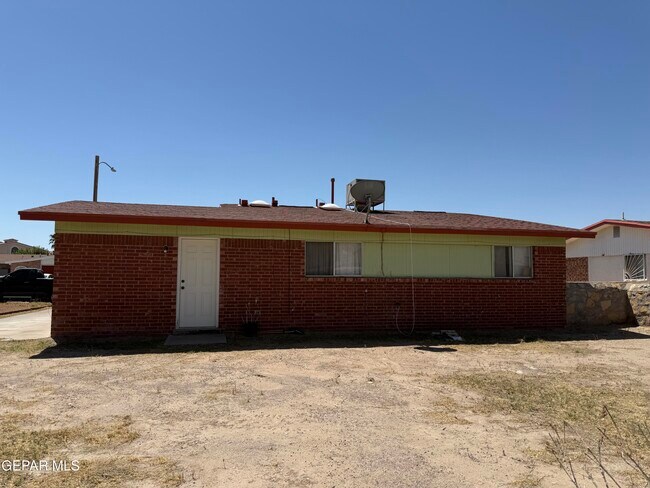 Building Photo - 955 Versailles Dr