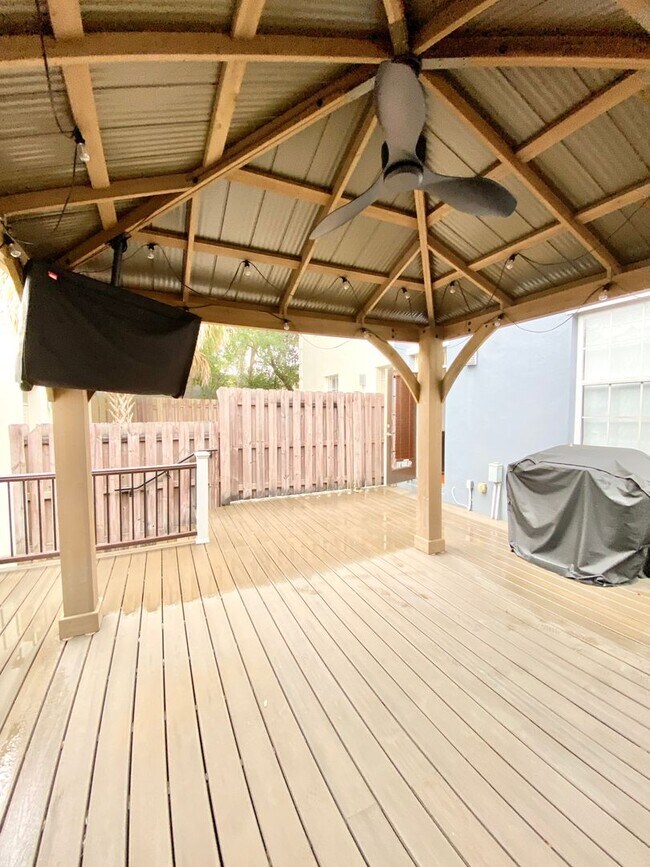 Building Photo - LUXURY TOWNHOME IN SODO 3/2.5 PLUS OFFICE AND BONUS ROOM  - DOWNTOWN ORLANDO