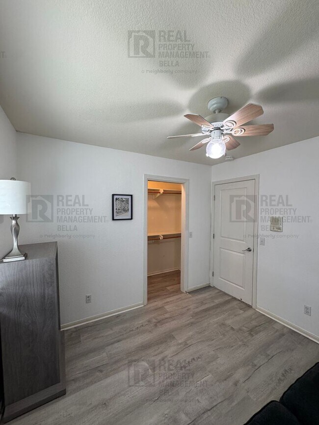 Building Photo - $750 MOVE-IN SPECIAL DISCOUNT AVAILABLE! Luxury Living Awaits: Stunning 4-Bedroom Cul-de-Sac Retr...