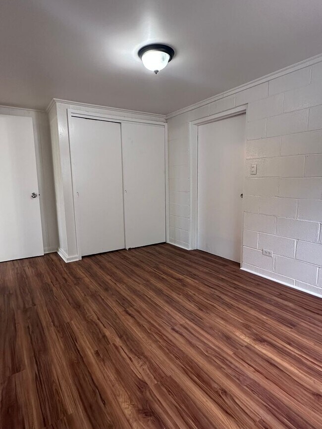 Building Photo - 1701 Skyline Dr
