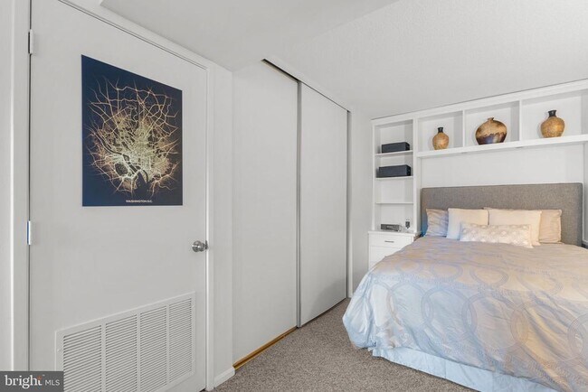 Building Photo - 900 N Stafford St