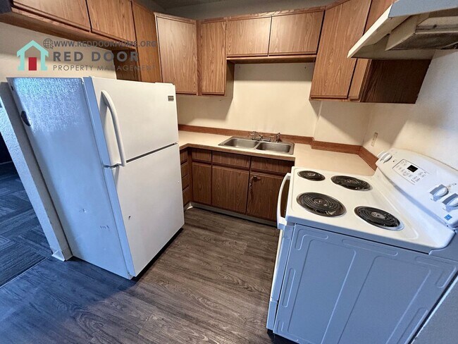 Building Photo - 621 Park Dr N