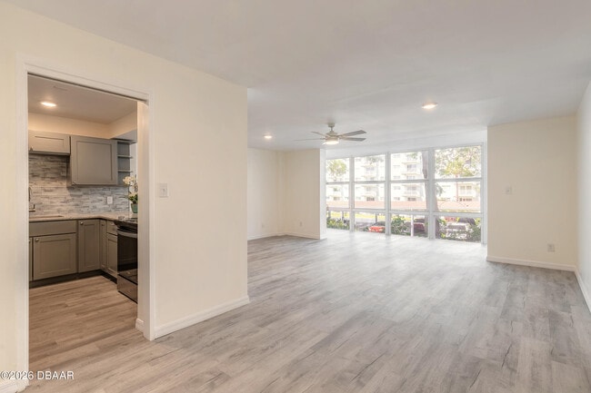 Building Photo - 1224 S Peninsula Dr