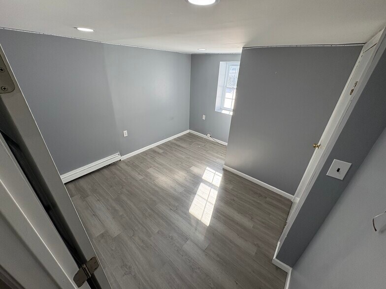 Building Photo - 10 Flowerfield Rd