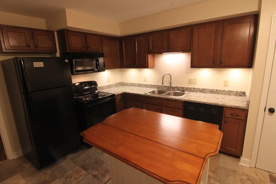 Building Photo - 853 Thackeray Trl