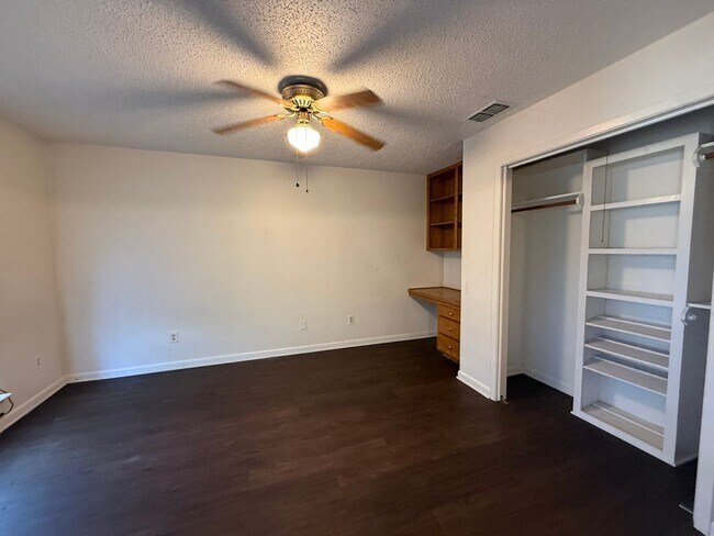 Building Photo - Large 3 Bedroom 2 Bath in PTISD