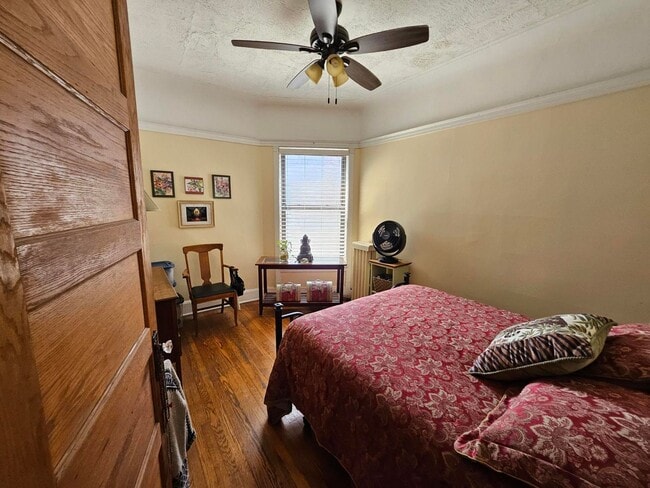 Building Photo - 817 W Belle Plaine Ave