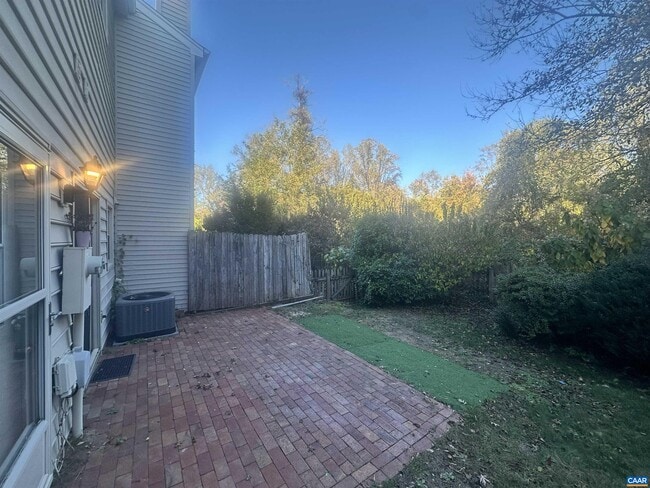 Building Photo - 933 Huntwood Ln