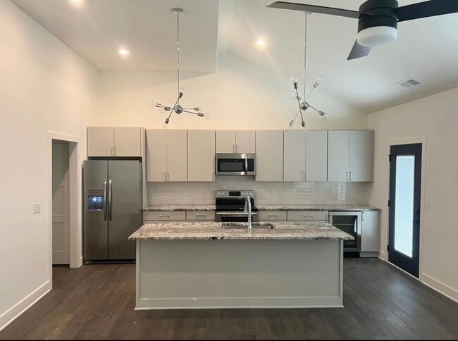 Building Photo - 104-106 Oakwood Ct