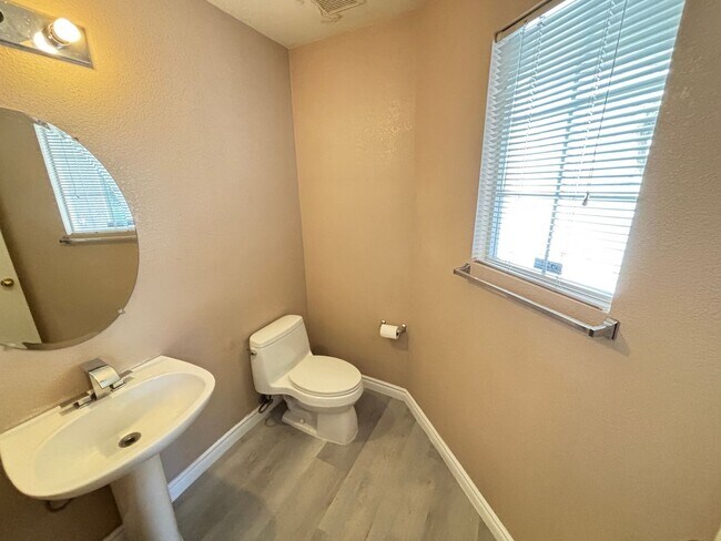 Building Photo - Beautiful 3Bed/2Bath/2Car residence located in Sunrise Manor / Winterwood area