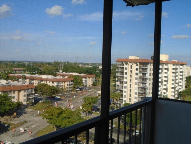 Building Photo - 4174 Inverrary Dr