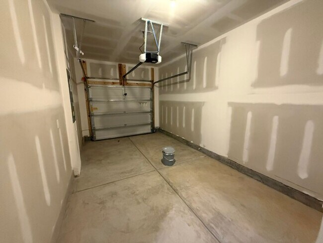 Building Photo - 3 Bedroom 2.5 Bathroom Townhouse in Windward Village - Summerville