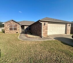Building Photo - Welcome to this charming 3-bedroom, 2-bath...