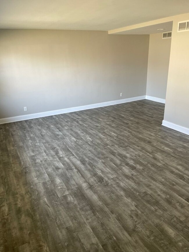 Building Photo - 4 bedroom 1 bath house