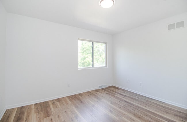 Building Photo - 1410 S River Rd
