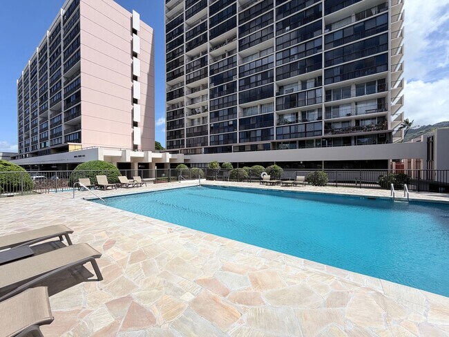 Building Photo - Kahala Towers 3BD/2BA Condo with 1 Parking – Available Now
