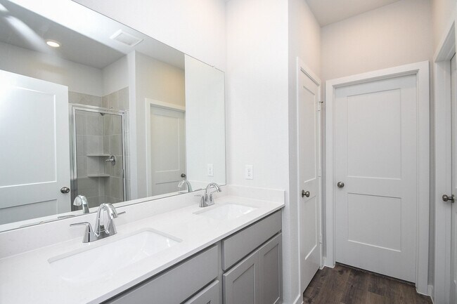 Building Photo - 4007 Crowning Ct