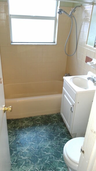 Building Photo - 407 Tyler Ave