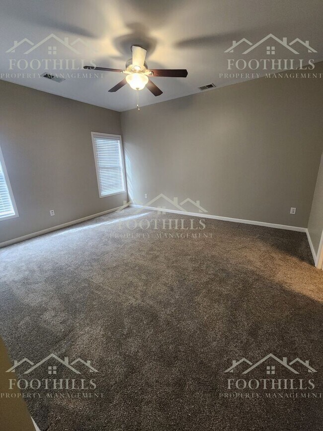 Building Photo - 6 Robert de Brus Cir