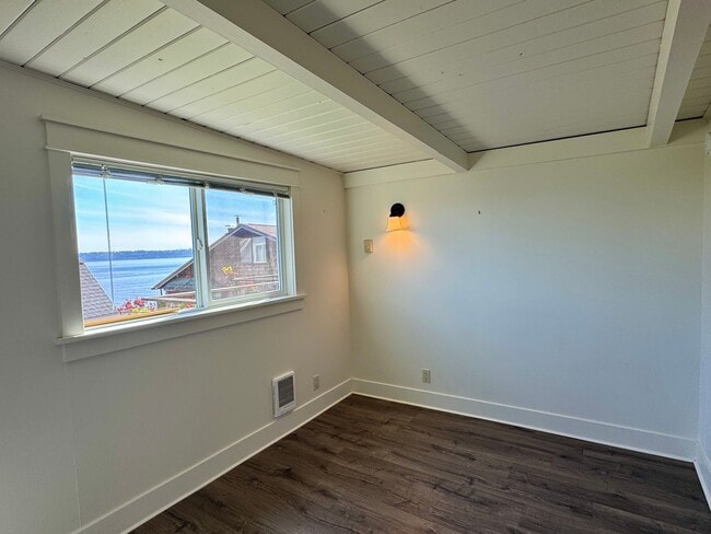 Building Photo - enchanting one bedroom beach cottage available now.....