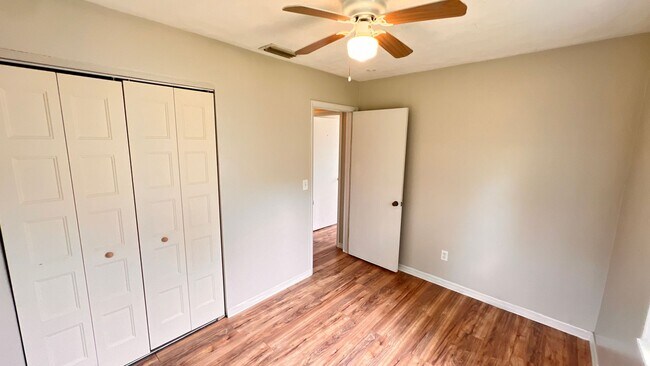 Building Photo - Lovely 2 Bedroom + Bonus Room, 1 Bathroom ...