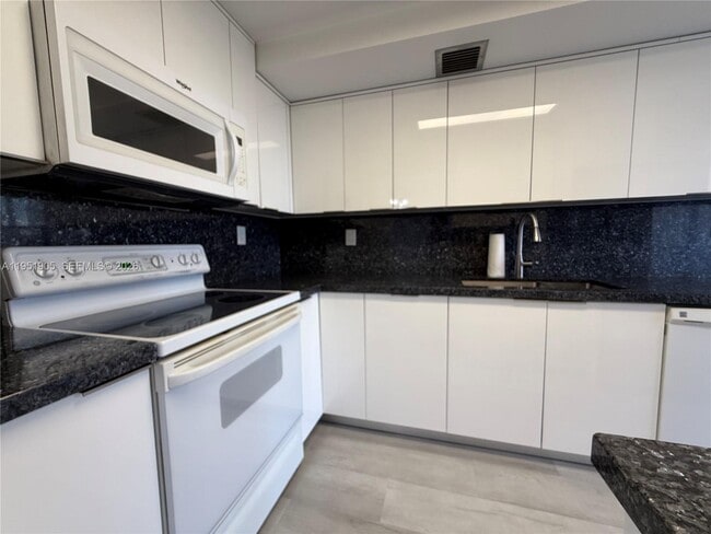 Building Photo - 290 174th St St