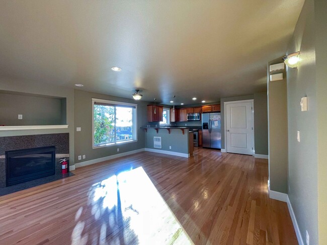 Building Photo - 2Bd/2.5Ba Seattle Townhouse