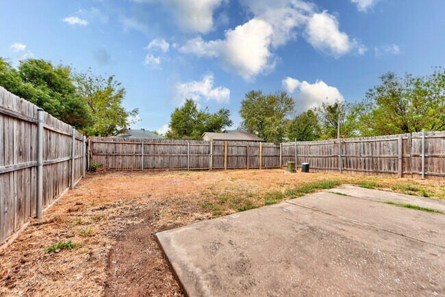 Building Photo - 917 Rambling Oaks Dr