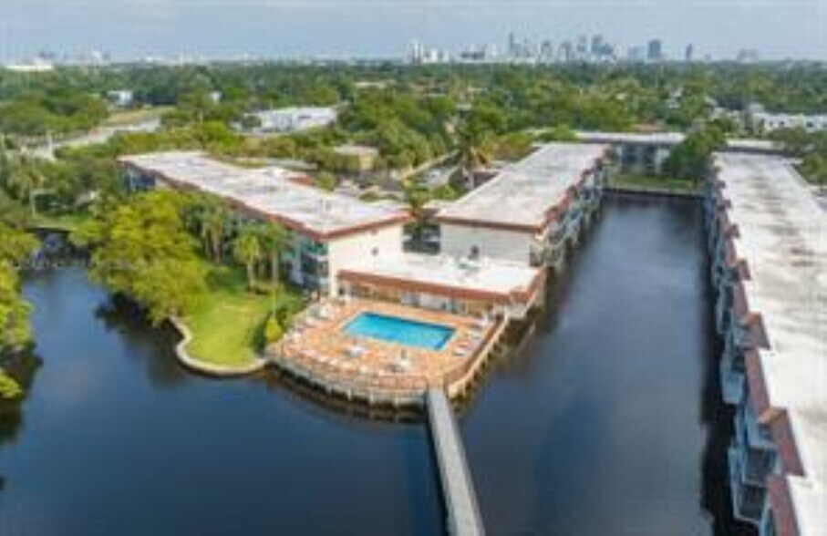 Building Photo - 333 NW 17th Ct