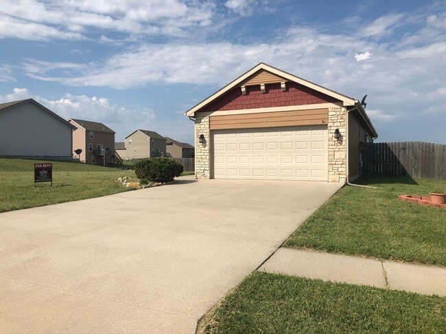 Building Photo - SPACIOUS SINGLE FAMILY IN GREAT LOCATION