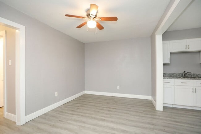 Building Photo - For Lease | 2 Bed, 1 Bath | 800 Sq Ft | Sunnyside Place Community |