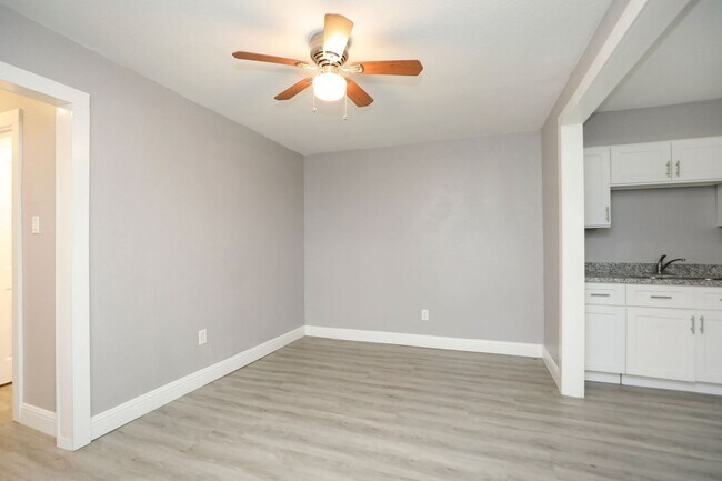 Building Photo - For Lease-Housing Vouchers Accepted | 2 Bed, 1 Bath | 800 Sq Ft | Sunnyside Place Community |