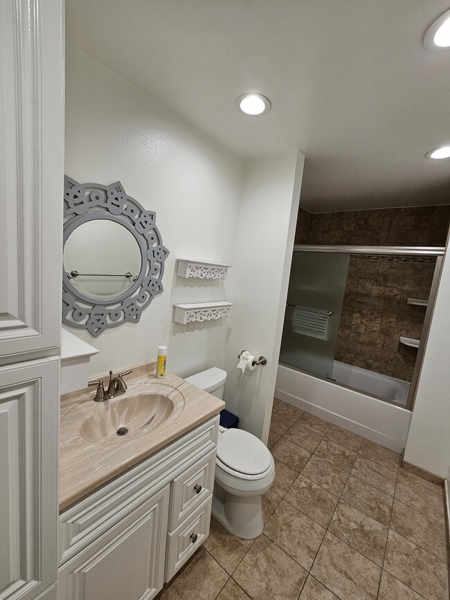 Building Photo - 400 S Flower St